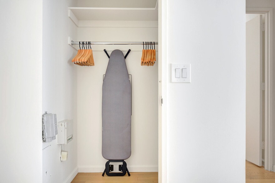 Building Photo - 255 W 94th St