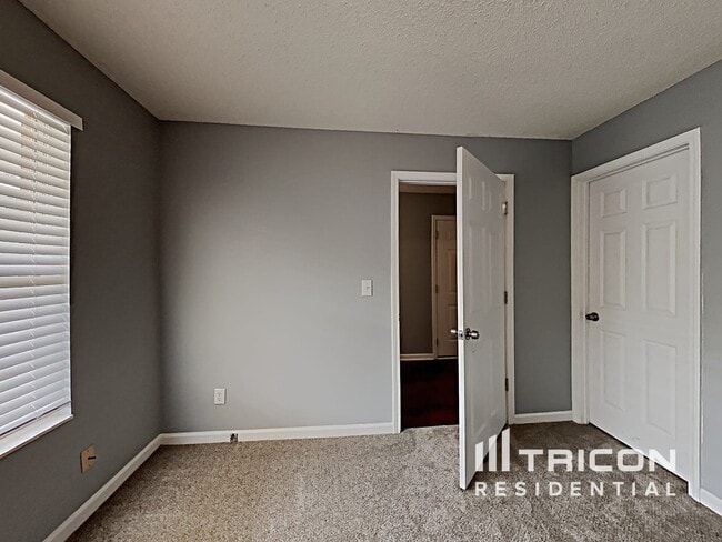 Building Photo - 4151 Ravenwood Ct