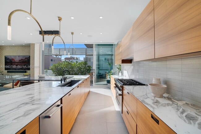 Building Photo - 819 2nd St