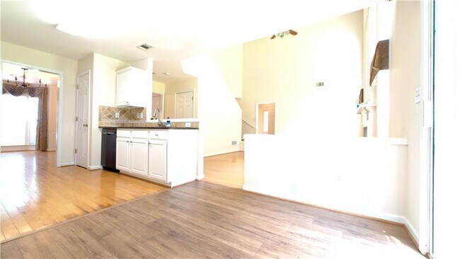 Building Photo - 135 Friars Head Dr NE