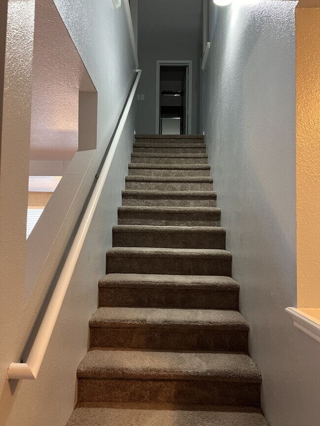 Building Photo - Beautiful two-story home in the desirable Silver Oaks community!