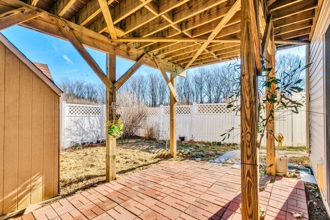 Building Photo - Charming 3 BR + Den Townhouse available now