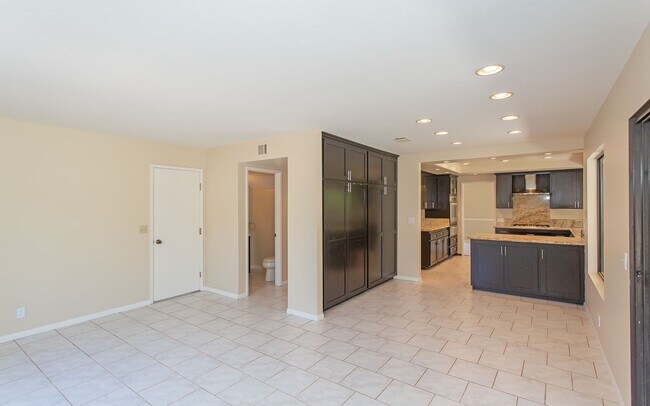 Building Photo - Charming 4 bedroom Home in Oceanside