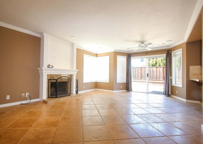Building Photo - Large 4BR 3BA Updated Home in Quiet Neighb...