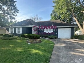 Building Photo - Beautiful 3 Bedroom House with Fenced in Yard