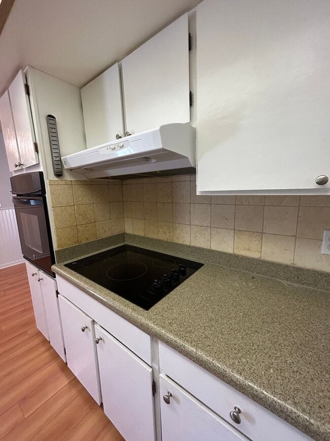 Building Photo - NICE OLDER HOME IN ESTABLISHED AREA