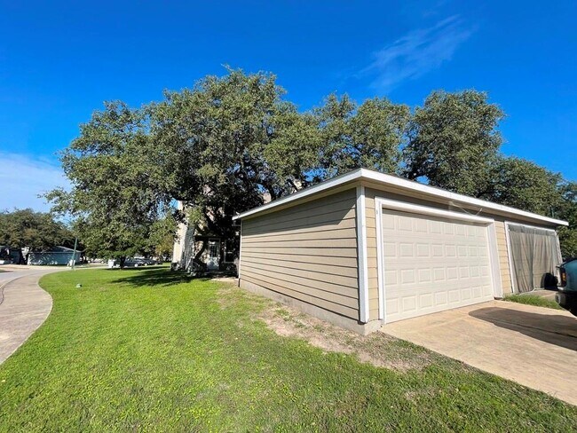 Building Photo - 251 Utterback