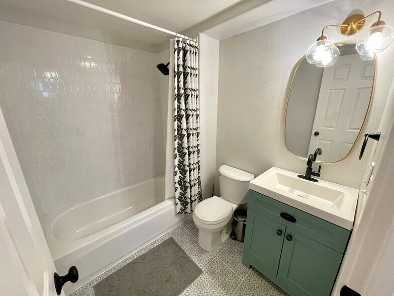 Building Photo - 8930 Northwood Park Cir