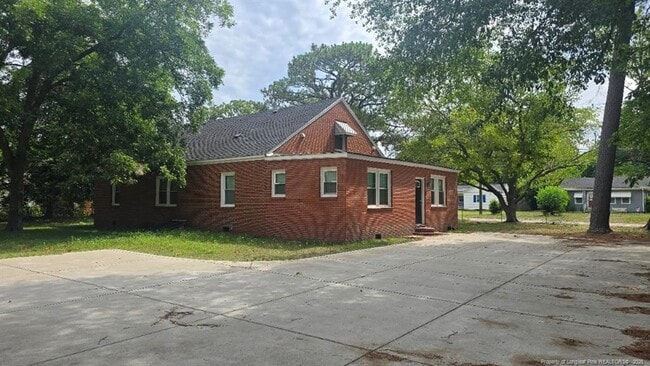 Building Photo - 506 Roxie Ave