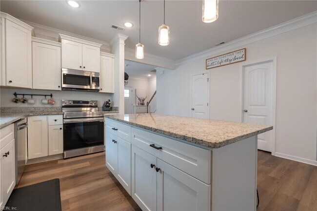 Building Photo - 1536 Beekman St