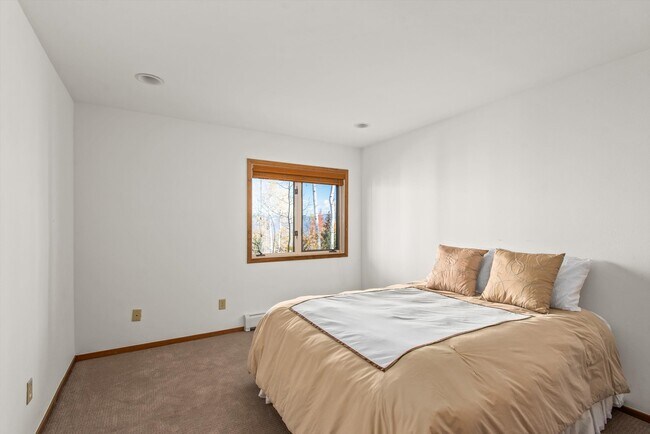 Building Photo - 2055 Faraway Rd