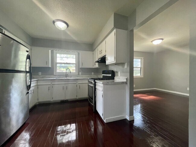 Building Photo - Amazing 7 Bedroom Single Family Home!