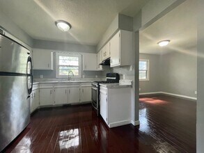 Building Photo - Beautiful 6 bedroom 2 bathroom house