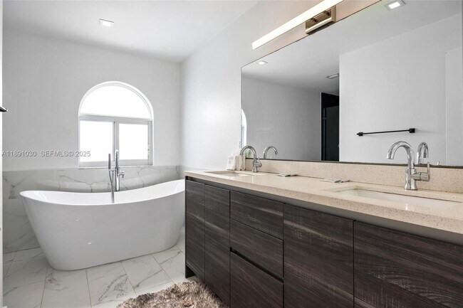 Building Photo - 1651 SW 13th Ave