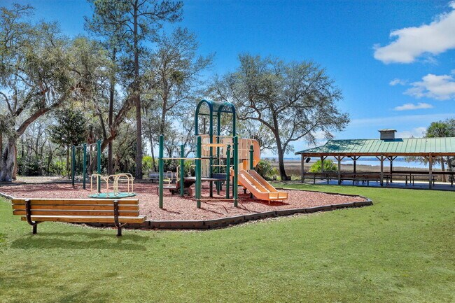 Building Photo - Waterfront Community in Richmond Hill!