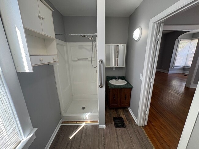 Building Photo - Charming & Spacious 2-Bedroom Home with Private Backyard and Garage Parking