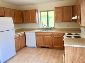 Building Photo - 203 Elm St