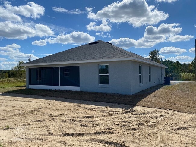 Building Photo - Custom Home - Desirable SE Ocala neighborhood 3/2/2 ** Wont Last**