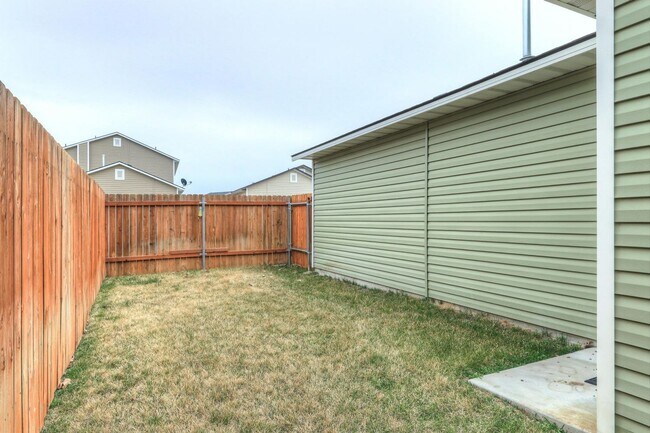 Building Photo - Very Clean 4 Bedroom 2.5 Bath Two Story Ho...