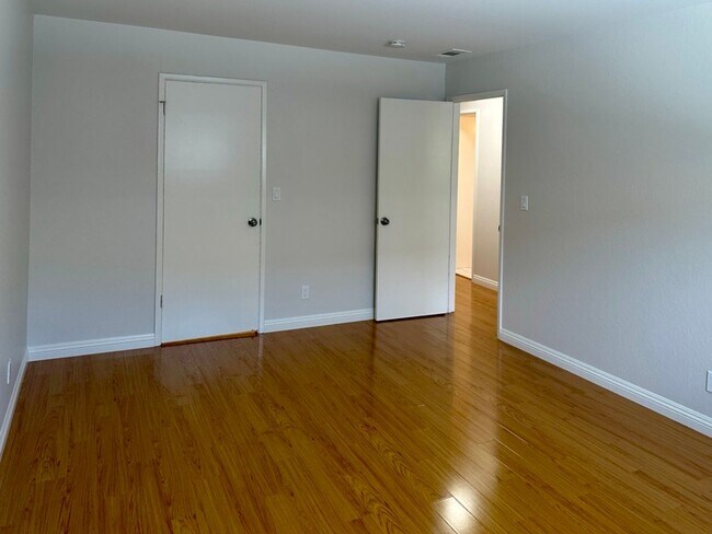 Building Photo - Spacious 2 Bedroom a Bath Upstairs Apartme...