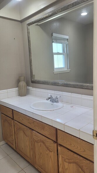 Building Photo - 1930 Adrian St