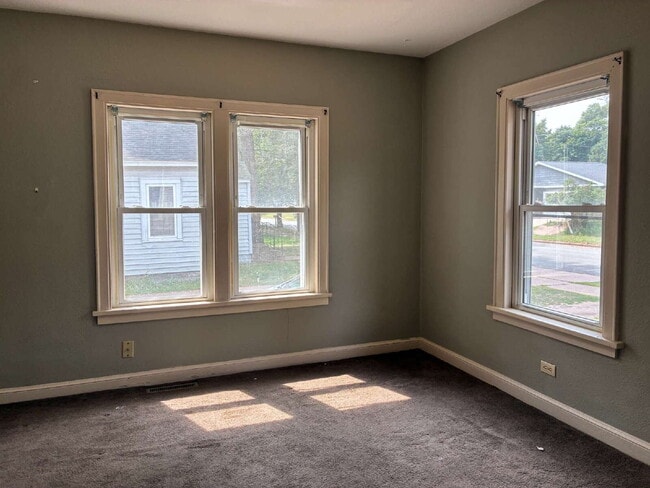 Building Photo - 1 Bedroom, 1 Bathroom, Additional Bonus Room and Detached Garage