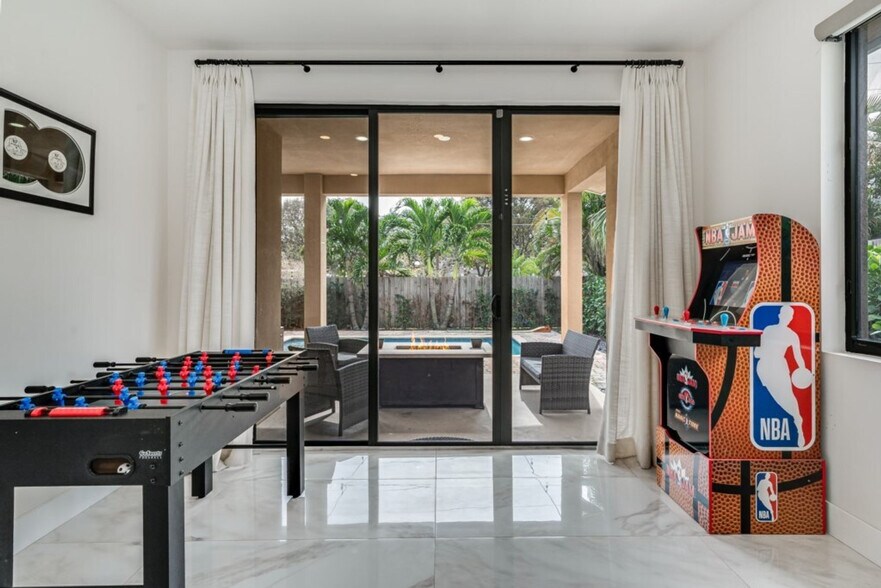 Building Photo - 828 SW 14th Ct