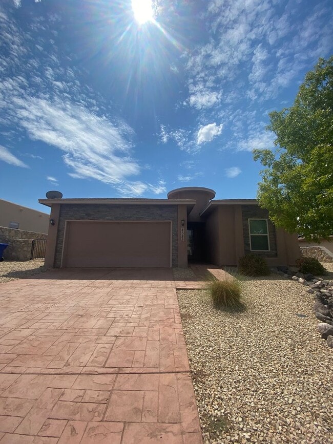 Primary Photo - Beautiful 4 Bedroom, 3 Bathroom Home! Avai...