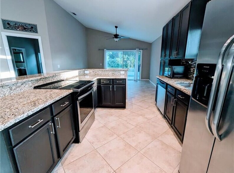 Granite counter tops - 562 SW Saint Martins Cv