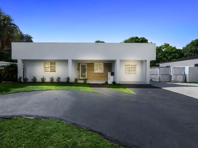 Building Photo - 520 NE 135th St