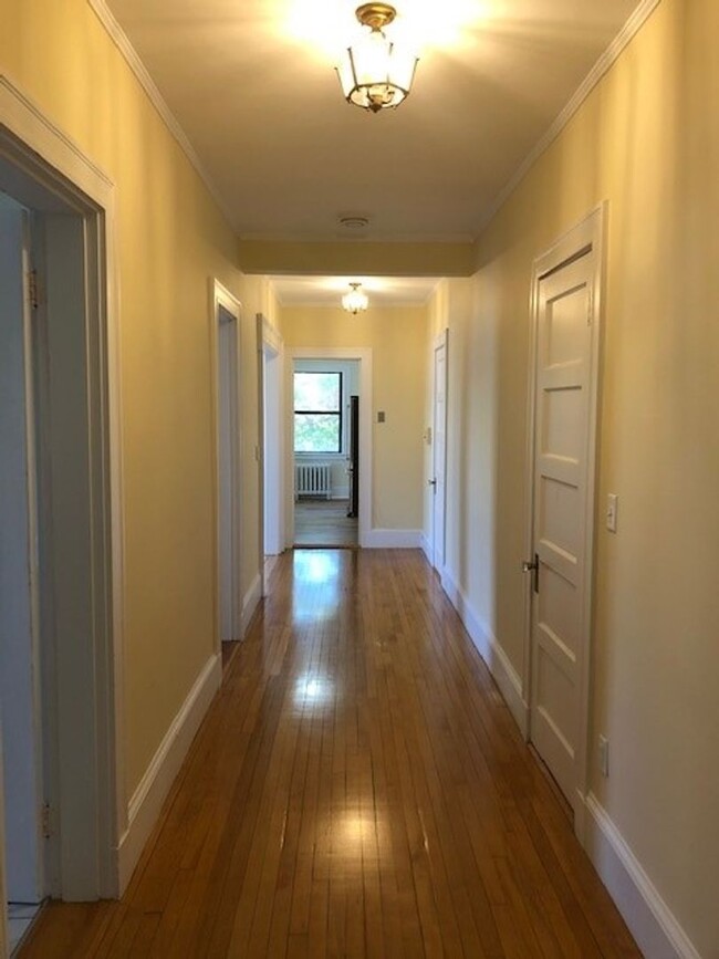 Building Photo - Spacious 2BR/1BA Apartment Available Now!!...