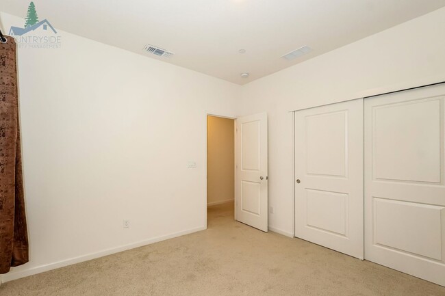 Building Photo - 577 Bedfordshire Dr