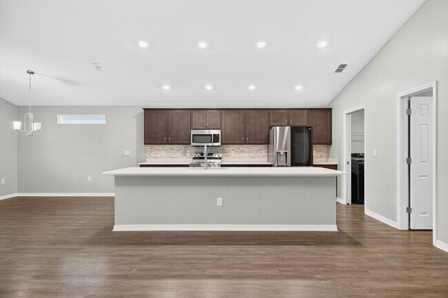 Building Photo - New Spacious 4 Bed - W/Amenities!