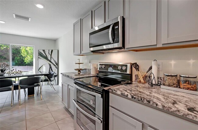 Building Photo - 7737 Rosewood Gdn Lp