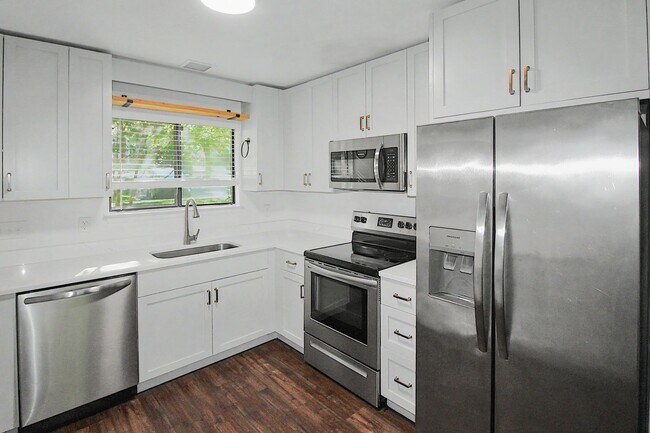Building Photo - 2 Bedroom Condo In South Park!