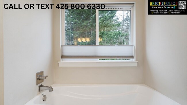 Building Photo - Modern 4 Bed + Chef's Kitchen + Covered Patio in Puyallup!