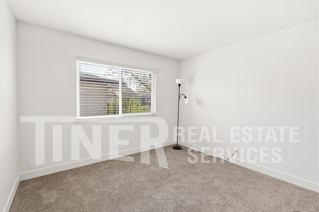 Building Photo - 243 Breuner Dr