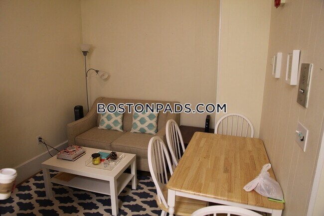 Building Photo - 871 Beacon St