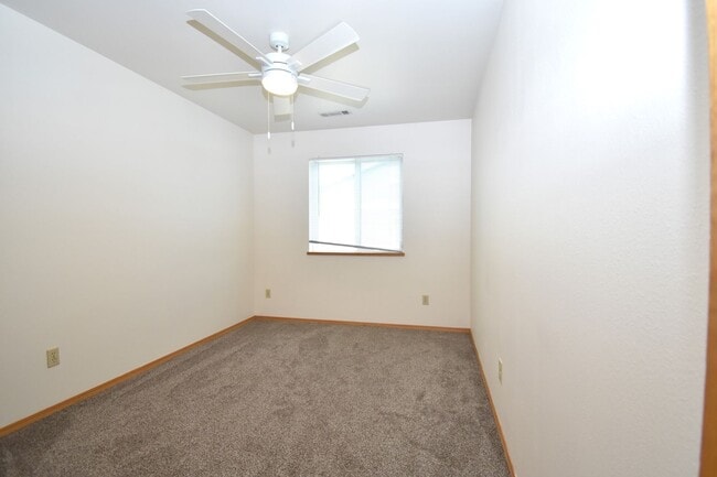Building Photo - 3BD, 1BA Top Floor Unit