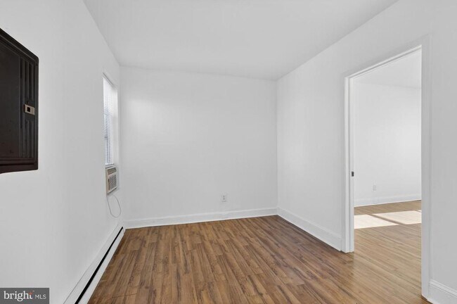 Building Photo - 1733 W Oxford St