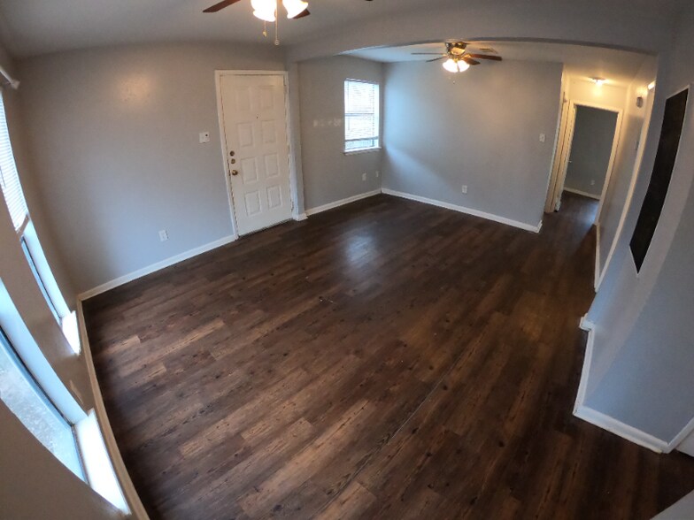 Building Photo - 402 Manuel Dr