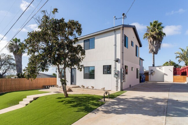 Building Photo - New, Top Floor | 3 Bed, 3 Bath, Laundry, B...