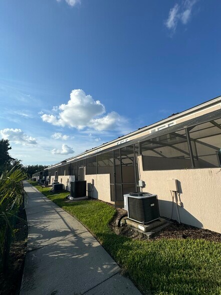 Building Photo - 2368 Silver Palm Dr