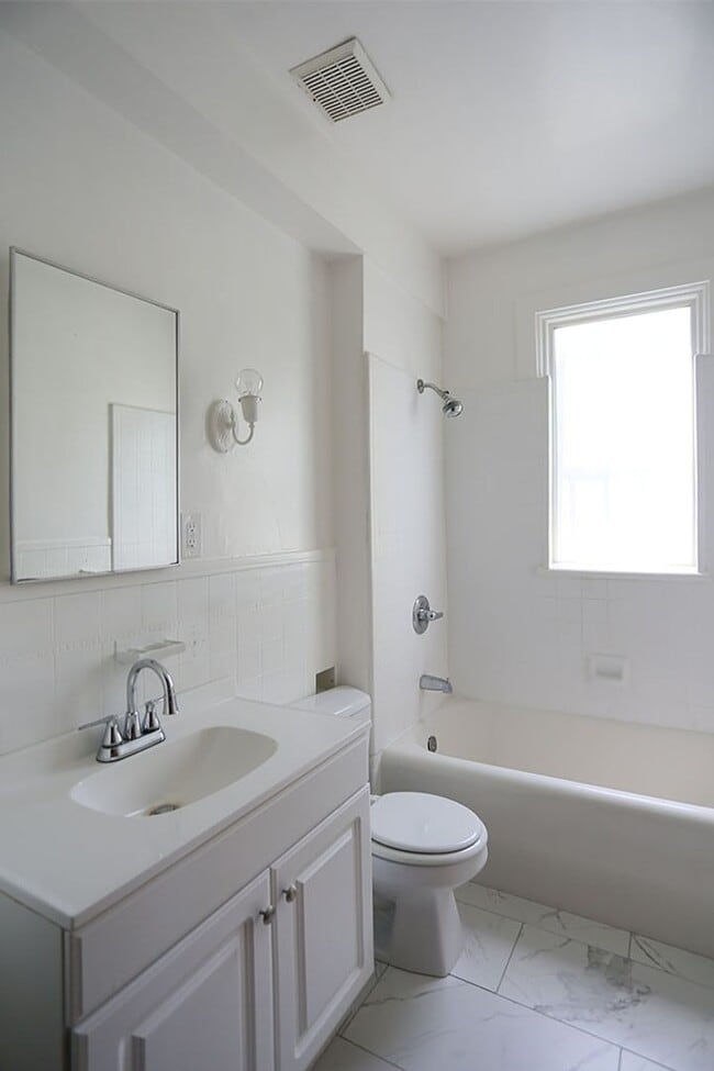 Building Photo - Elegant 1BR/1BA in Oakland's Cleveland Hei...