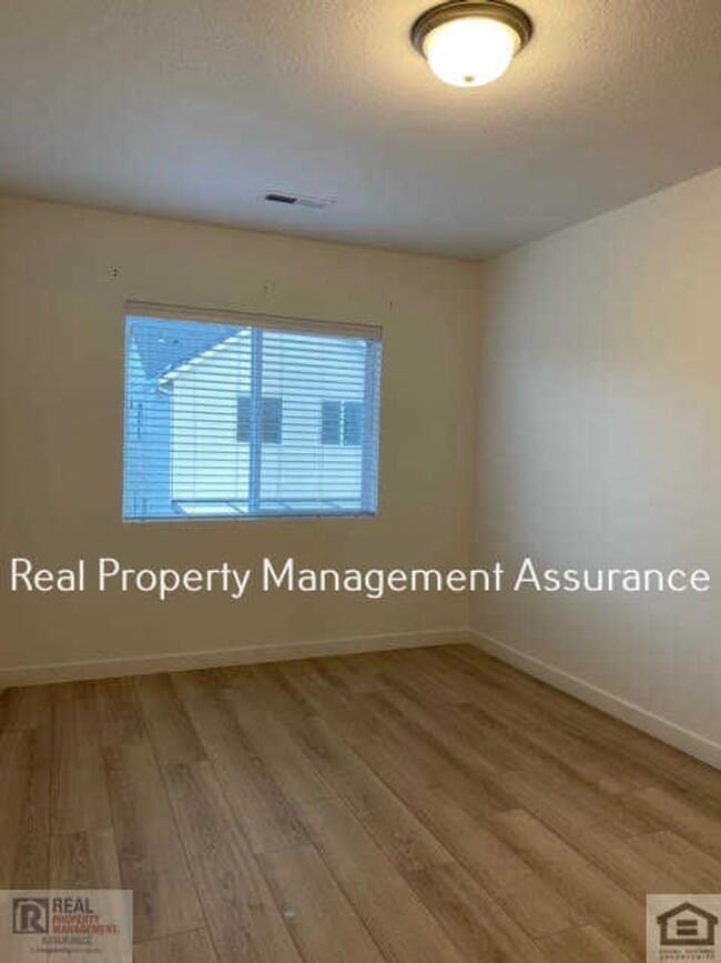 Building Photo - Modern 3 Bedroom Duplex With Garage!!