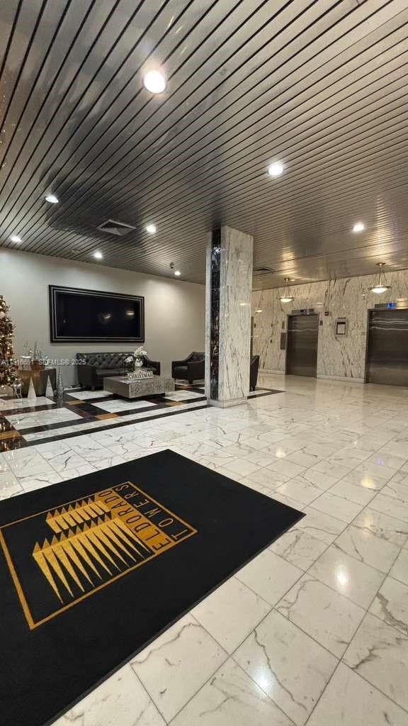 Building Photo - 3625 N Country Club Dr