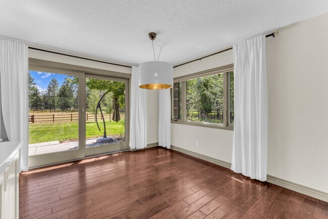 Building Photo - Holiday Ranchettes in Park Meadows
