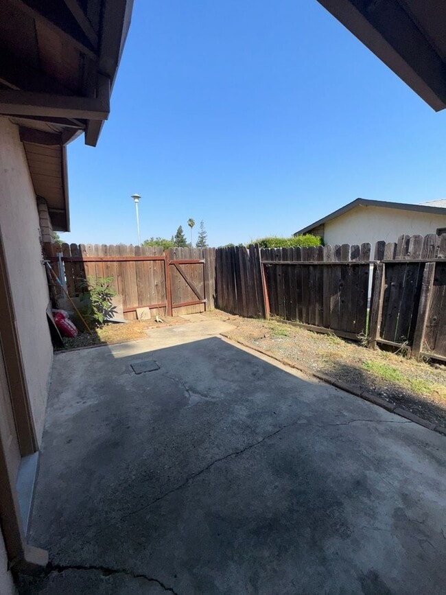 Building Photo - Ready To Move!!
