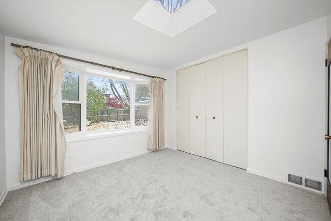 Building Photo - 400 Locust Rd