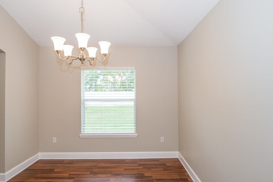 Building Photo - 1824 Creekview Dr
